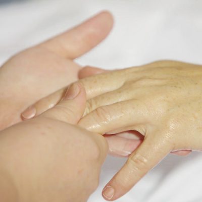 Estetica-integrativa-consulting-lourdes-masaje-manos