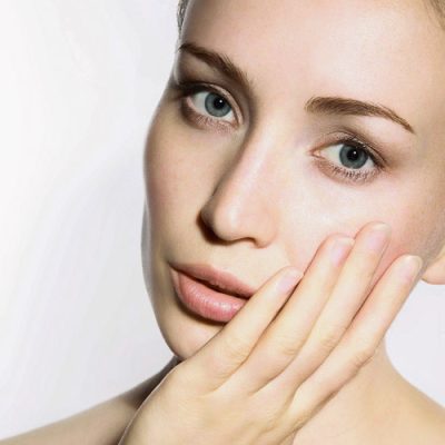 Estetica-integrativa-consulting-lourdes-mujer-manicura